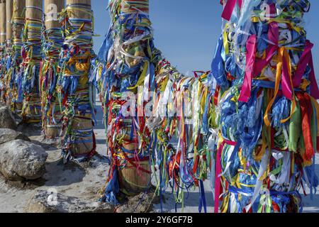 Hölzerne Ritualsäulen mit bunten Bändern auf kap Burkhan, Baikalsee, Olchon Island, Sibirien, Russland, Europa Stockfoto