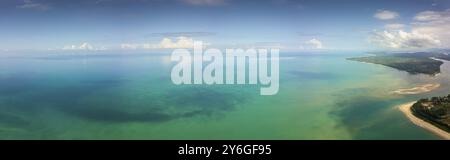 Schöne Antenne Panorama Landschaft von tropischen Meer und Küste in Thailand Stockfoto