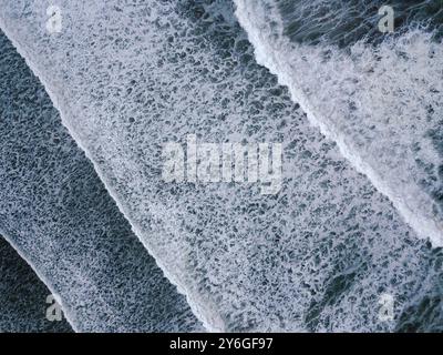 Antenne top Aussicht auf Wellen auf der Atlantischen Küste in Marokko Stockfoto