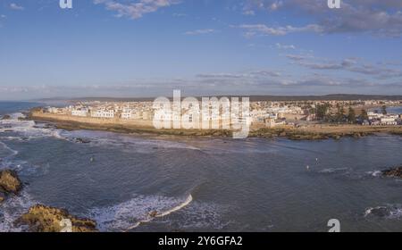 Luftpanorama der mittelalterlichen Altstadt von Essaouira an der Atlantikküste bei Sonnenuntergang, Marokko, Afrika Stockfoto