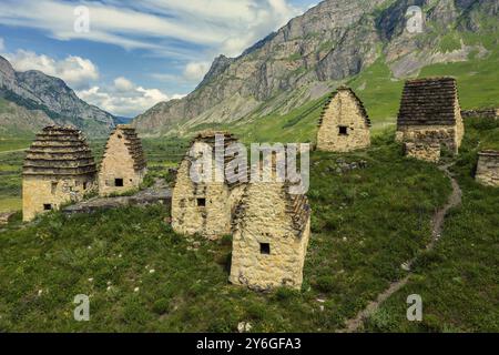 Tote Stadt Dargavs In Nordossetien. Der alte Friedhof der Alans. Viele kleine Mausoleen aus Stein, die auf der Seite eines Berges stehen Stockfoto