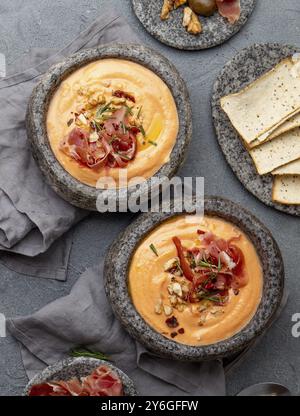 Essen, spanische kalte Tomatensuppe Salmorejo. Traditionelle Tomatensuppe mit Weißbrot und Olivenöl Stockfoto