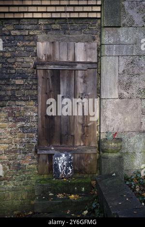 Deutschland, Berlin, 19.11.2023, Jüdischer Friedhof Weissensee, Tür, Tor in der Friedhofsmauer, Europa Stockfoto