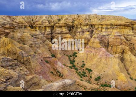 Farbig gestreifte Canyons Tsagaan Suvarga, White Stupa. Ulziit Soum, Provinz Dundgovi, Mongolei, Asien Stockfoto