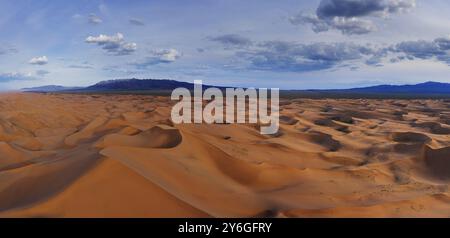 Panoramablick auf die Sanddünen Hongoryn Els in der Wüste Gobi bei Sonnenuntergang, Mongolei, Asien Stockfoto