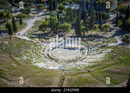 Athen, Griechenland, 26. November 2023: Hochwinkelblick auf das Theater des Dionysos auf der Akropolis in Athen, Griechenland, Europa Stockfoto