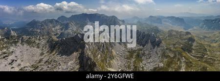 Panoramablick auf Bobotov Kuk und andere Berge im Park Durmitor, Montenegro, Europa Stockfoto