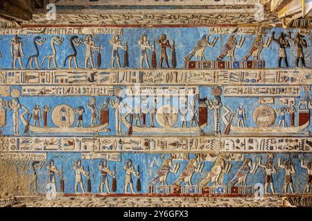 Hieroglyphischen Schnitzereien und Malereien an den Innenwänden eines antiken ägyptischen Tempels Stockfoto