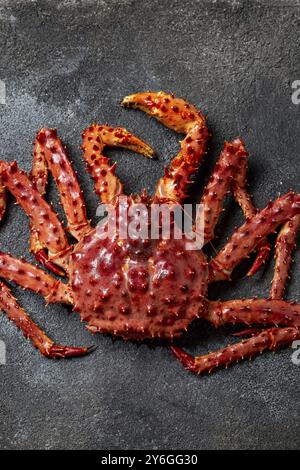 Essen, Essen, Rote Königskrabbe auf grauem Hintergrund. King Crab, Zitrone und Koriander, Blick von oben Stockfoto