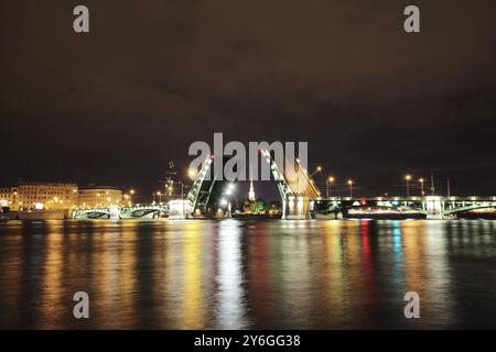 Öffnen Sie nachts die Zugbrücke in St. Petersburg Russland Stockfoto