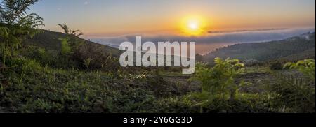 Panoramablick bei Sonnenuntergang am Berg Foia in Monchique, Provinz Algarve, Portugal, Europa Stockfoto