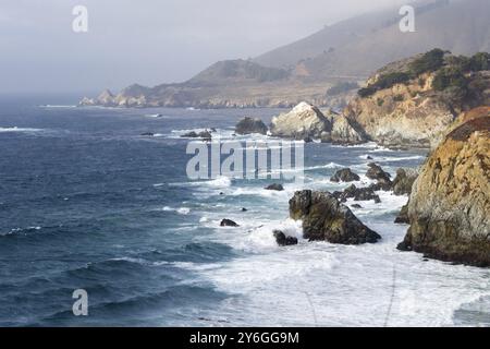 Küstenansicht der Landschaft und Landschaft von Big Sur, mit pazifischem Ozean und Felsen an der Küste während des Sonnenuntergangs.Kalifornien, USA. Reisen und Tourismus Stockfoto