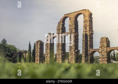 Das Acueducto de los Milagros ist die Ruine einer römischen Aquäduktbrücke, die Teil des Aquädukts ist Stockfoto