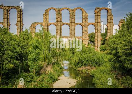 Das Acueducto de los Milagros ist die Ruine einer römischen Aquäduktbrücke, die Teil des Aquädukts ist Stockfoto