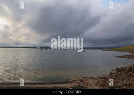 Boote und Segelboote sind wegen schlechtem Wetter gestrandet, regnerischer Himmel im Extremadura-Sumpf Stockfoto