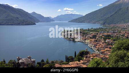 Luftpanorama-Landschaft der Stadt Menaggio am Comer See zwischen Bergen in Italien Stockfoto