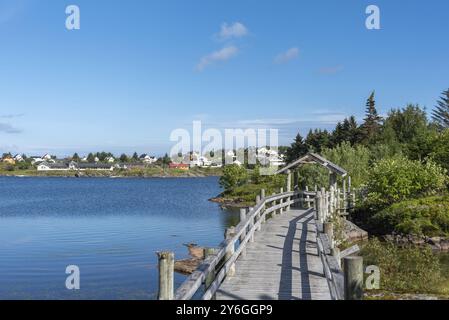 Holzsteg auf dem Wanderweg rund um den See Sorvagvatnet, Sorvagen, Lofoten, Norwegen, Europa Stockfoto