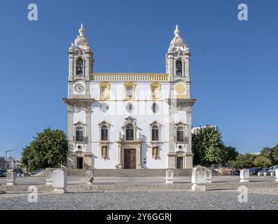 Faro, Portugal, September 2022: Blick auf Igreja do Carmo, Heimat der Capela dos Ossos de Faro oder Kapelle der Knochen, Europa Stockfoto