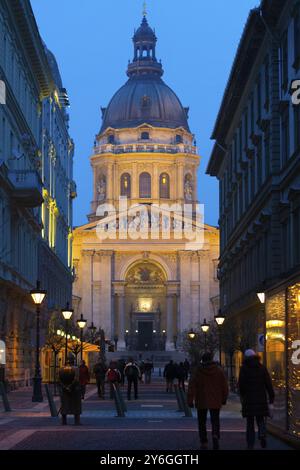 Budapest, Ungarn, Februar 2013: Blick auf die Straße von Zrinyi ut, mit Szent Istvan Bazilika, große Kirche, in der Ferne, Europa Stockfoto