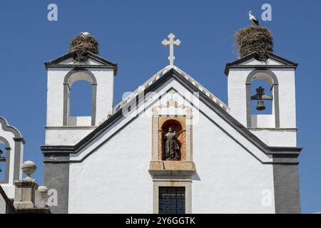 Faro, Portugal, September 2022: Storch nistet auf dem Turm eines Convento de Santo Antonio dos Capuchos in Faro, Portugal, Europa Stockfoto