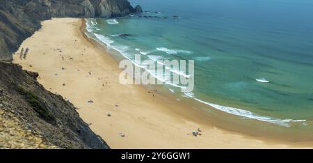 Blick aus der Höhe auf den Strand Castelejo in der Nähe von Vila do Bispo in der Algarve, Portugal, Europa Stockfoto