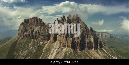 Blick aus der Vogelperspektive auf den Berg der Schwiegermutter Zähne mit fantastischen Klippen in Kabardino-Balkaria, Kaukasus, Russland, Europa Stockfoto