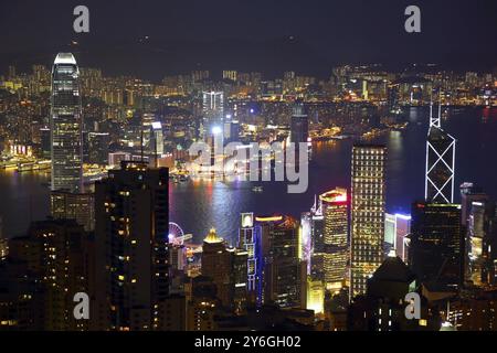 Hong Kong bei Nacht. Blick auf Victoria Harbour und Hong Kong Central. Vom Victoria Peak berücksichtigt Stockfoto