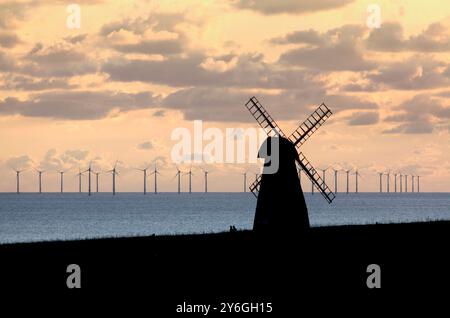 Die Rottingdean Windmühle auf Beacon Hill, in den South Downs bei Brighton, überblickt den Offshore-Windpark Rampion. Stockfoto