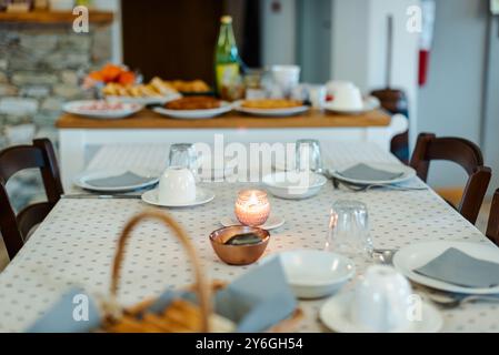 Frühstückstisch in einem Bergbett und Frühstück in den italienischen Alpen. Stockfoto