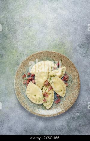 Lebensmittelfotografie, Teigtaschen, mit frittiertem Schinken, ein traditionelles Gericht der polnischen Küche, Teigtaschen, Blick von oben, Nahaufnahme, ohne Menschen Stockfoto