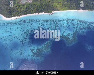 Top Luftaufnahme von fliegenden Drohne Schönheit Natur Landschaft mit tropischen Strand mit Booten und Meer in Thailand Stockfoto