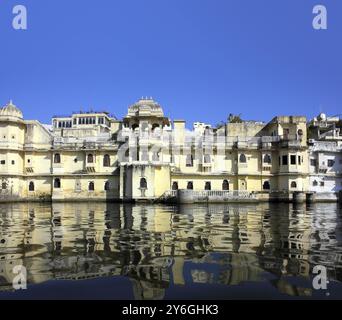 Palast und See in Udaipur Indien, Blick vom Boot Stockfoto