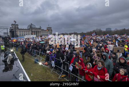 Deutschland, Berlin, 3. Februar 2024, Protest gegen den Aufstieg des Rechtsextremismus, der von der Allianz Hand in Hand gerufen wurde, jetzt solidarisch aktiv werde Stockfoto