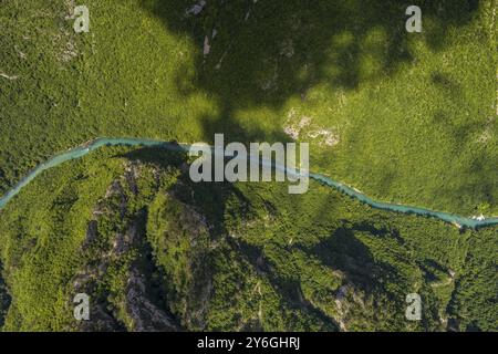 Aus der Vogelperspektive auf den tiefen Canyon des Tara River und den Waldberg im Norden Montenegros Stockfoto