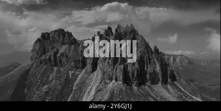 Blick aus der Vogelperspektive auf den Berg der Schwiegermutter Zähne mit fantastischen Klippen in Kabardino-Balkaria, Kaukasus, Russland, Europa Stockfoto