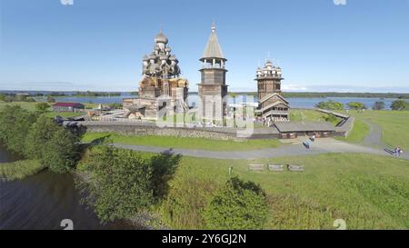 Aus der Vogelperspektive auf die Insel Kizhi mit alter russischer Holzarchitektur in Karelien Stockfoto