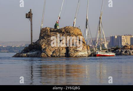 Kleine Insel mit Vögeln und Booten auf dem Nil in Assuan, Ägypten, Afrika Stockfoto