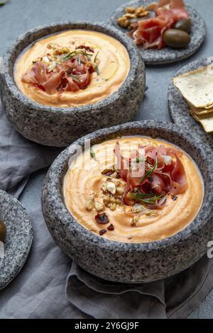 Essen, spanische kalte Tomatensuppe Salmorejo. Traditionelle Tomatensuppe mit Weißbrot und Olivenöl Stockfoto