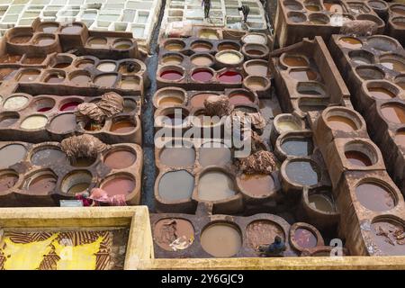 Gerbereien von Fes, Marokko, Afrika. Alte Tanks mit Farbfarbe für Leder, Afrika Stockfoto