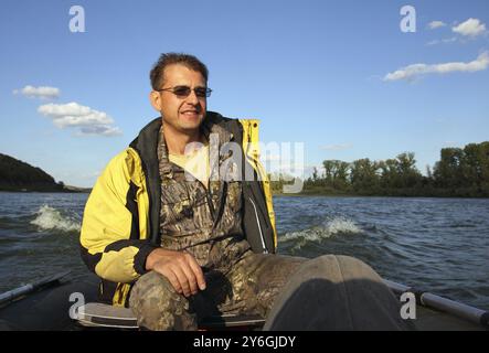 Fischer auf einem Schlauchboot mit Motor Stockfoto