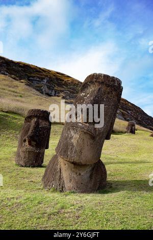 Moai auf Ranu Raraku Vulkan. Ester Insel Landschaft Stockfoto