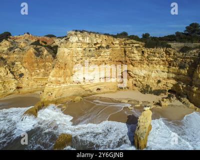 Aus der Vogelperspektive auf Felsklippen und Wellen in der Nähe von Praia da Marinha an der Algarve, Portugal, Europa Stockfoto