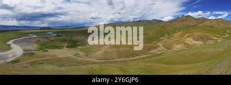 Panoramablick auf die Steppen- und Berglandschaft im Orkhon-Tal, Mongolei, Asien Stockfoto