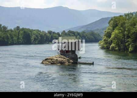 Einsames Haus am Fluss Drina in Bajina Basta, Serbien, Europa Stockfoto