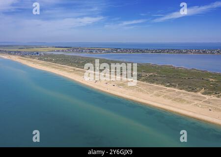 Blick von oben auf Sandstrand, Flussmündungen und Schwarzes Meer, Anapa Resort. Russland Stockfoto