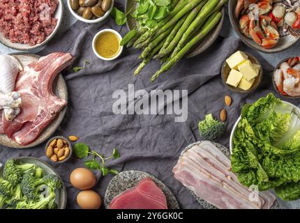 Lebensmittel, Lebensmittel, vegetarische und tierische Proteine, Kohlenhydrate und Fettquellen. Kohlenstoffarme Ernährung und ketogene Ernährung. Gesunder Lebensmittelhintergrund mit Kopierraum Stockfoto