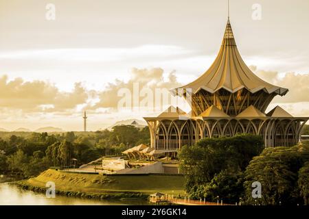 Blick auf die Esplanade am Flussufer in Kuching, Malaysia, Borneo bei Sonnenuntergang, Asien Stockfoto