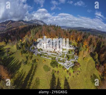 Panoramablick aus der Vogelperspektive auf Schloss Peles im Herbstwald, Sinaia, Rumänien. Sommerresidenz der Könige von Rumänien Stockfoto