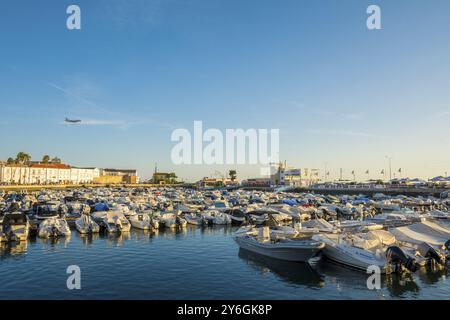 Faro, Portugal, September 2022: Hafen und Marina von Faro in der Algarve, Portugal, Europa Stockfoto