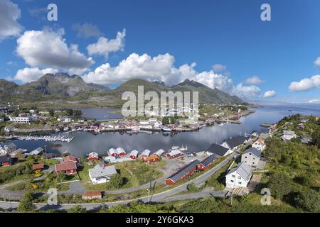 Dorfszene inmitten üppiger Landschaft, im Hintergrund Blick auf den Vestfjord, Sorvagen, Lofoten, Norwegen, Europa Stockfoto